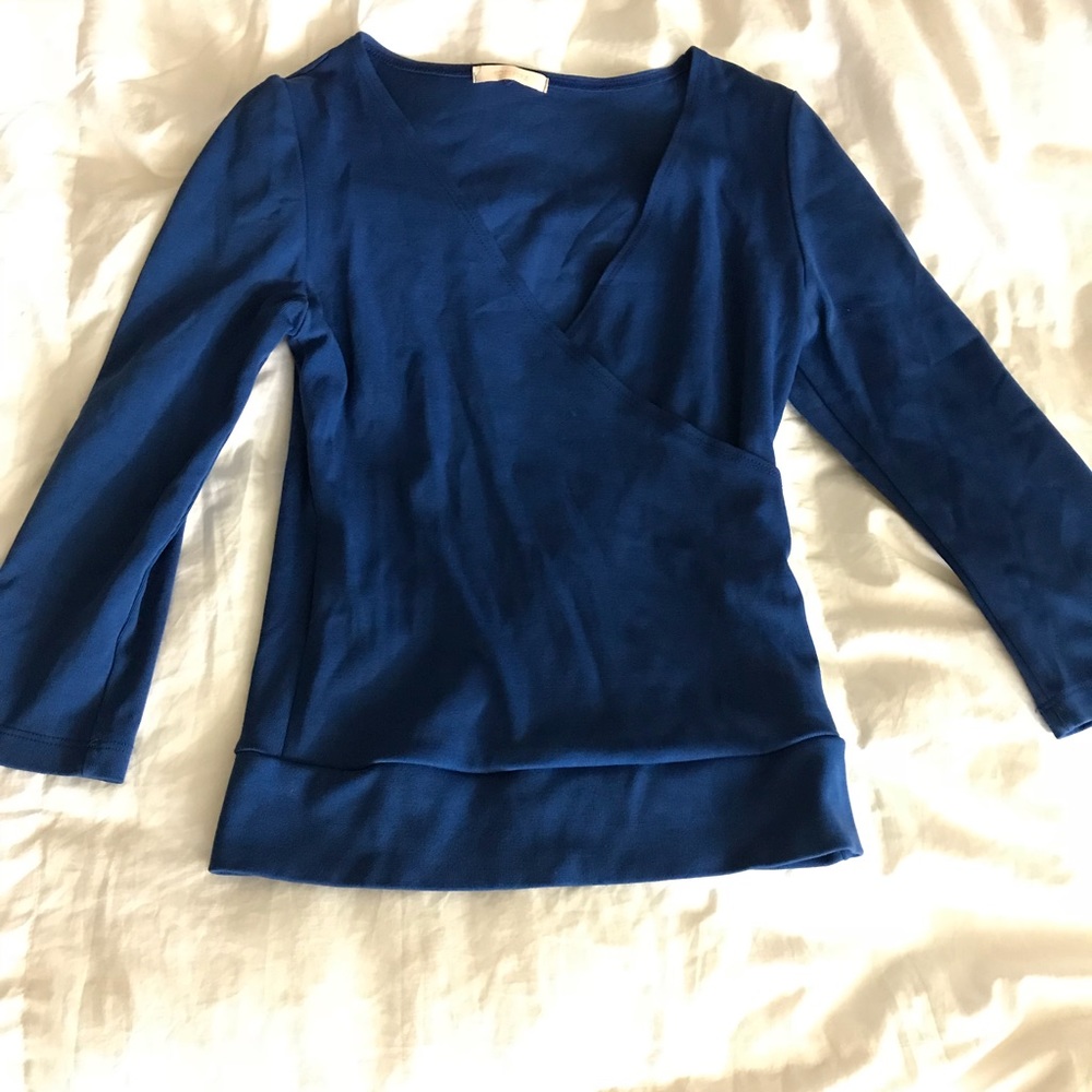 blue low-cut shirt